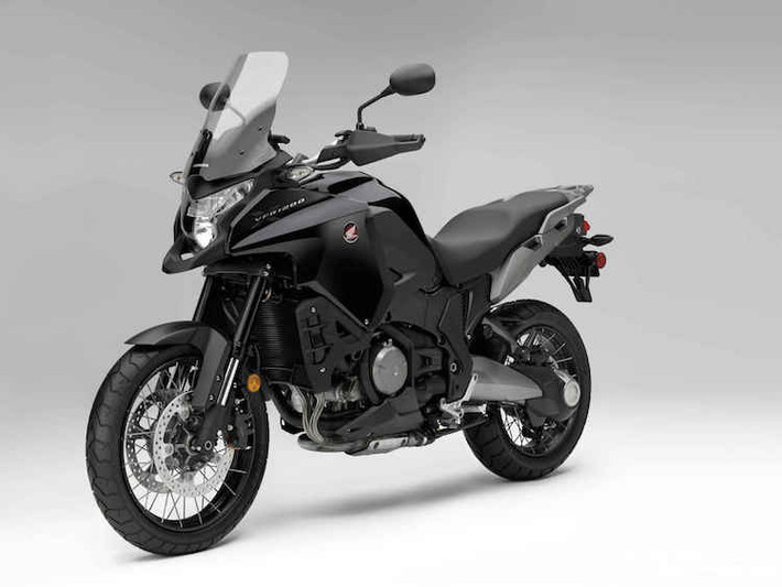 Giống như nhiều dòng xe khác gần đây, Honda VFR1200X cũng sở hữu thiết kế được sửa đổi theo hướng thể thao, sắc sảo hơn nhờ các đường nét thiết kế thẳng.