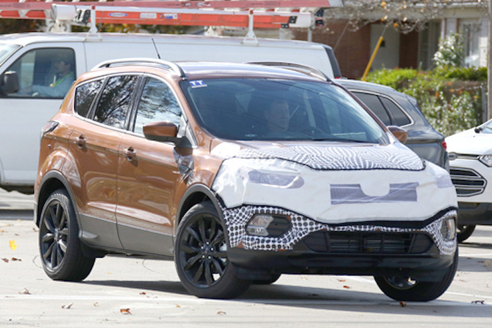Có thân xe giống như phiên bản hiện nay, nhưng mẫu crossover Ford Escape 2017 dự đoán sẽ có phần đầu được thiết kế lại, với lưới tản nhiện hình lục giác mang phong cách giống chiếc Focus mới.