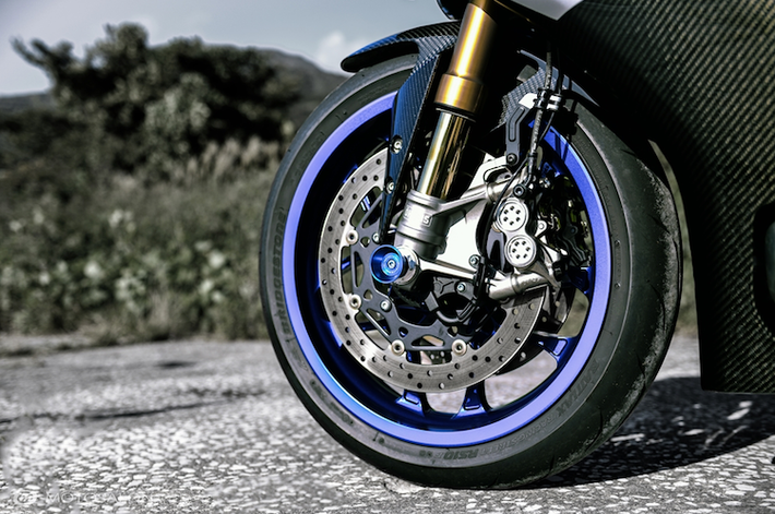 Trong dòng sản phẩm của Yamaha hiện tại, superbike R1M hiện đang là chiếc xe nhanh nhất, mạnh mẽ nhất. Chính vì vậy, shop Motosalon của Nhật chi trang bị thêm cho xe một số "đồ chơi" trang trí nhẹ nhàng. Đầu tiên, toàn bộ các trục bánh đã được trang bị thêm gù nhôm CNC chống đổ của Valter Moto.