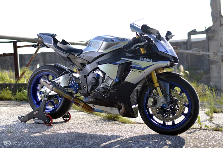 Chiếc Siêu môtô Yamaha R1M là phiên bản thể thao hơn của R1, với những điểm khác biệt nằm ở các hệ thống điện tử hiện đại hơn, phuộc Ohlins được trang bị sẵn cùng bộ vỏ bằng sợi carbon.