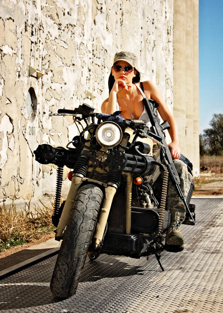 Vành và lốp được tận dụng từ Goldwing nguyên bản.