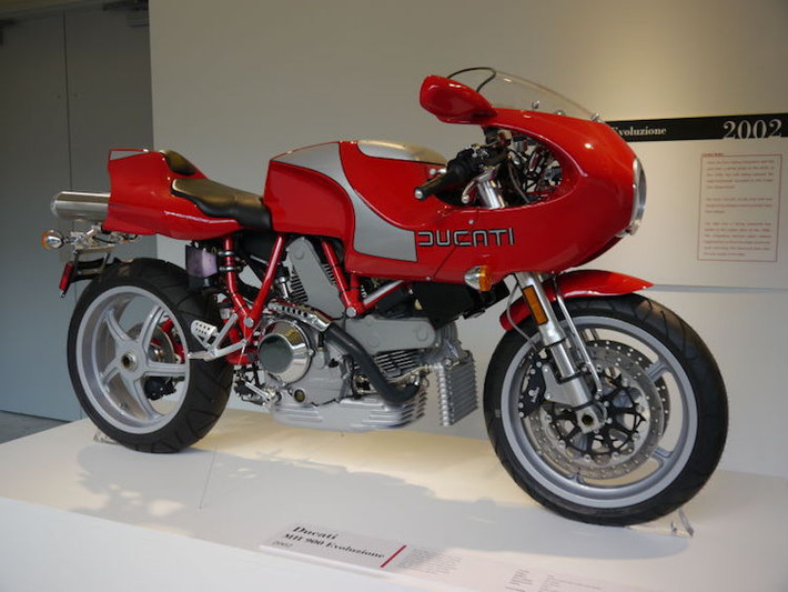 Mẫu môtô Ducati MH900e được tạo ra nhằm kỷ niệm chiến thắng của tay đua Mike Hailwood tại giải đua Isle of Man 1978, với kiểu dáng cổ điển và hiệu năng ngang với những chiếc superbike cuối thập niên 90. Sau này, đã có tổng cộng 2000 chiếc được sản xuất.
