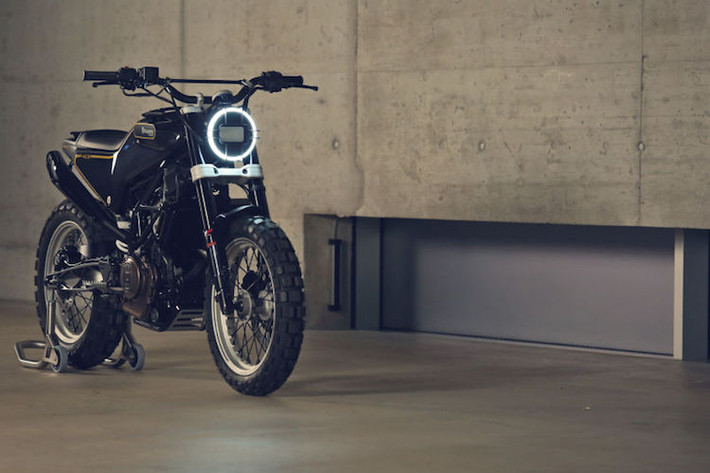 Cũng có thiết kế hoài cổ "retro" nhưng cặp đôi concept 401 Vitpilen và Svartpilen từ hãng Husqvarna còn kết hợp với cả những chi tiết đầy tính tương lai. Vitpilen là một chiếc cafe racer, trong khi Svartpilen trong ảnh lại có dạng tracker.