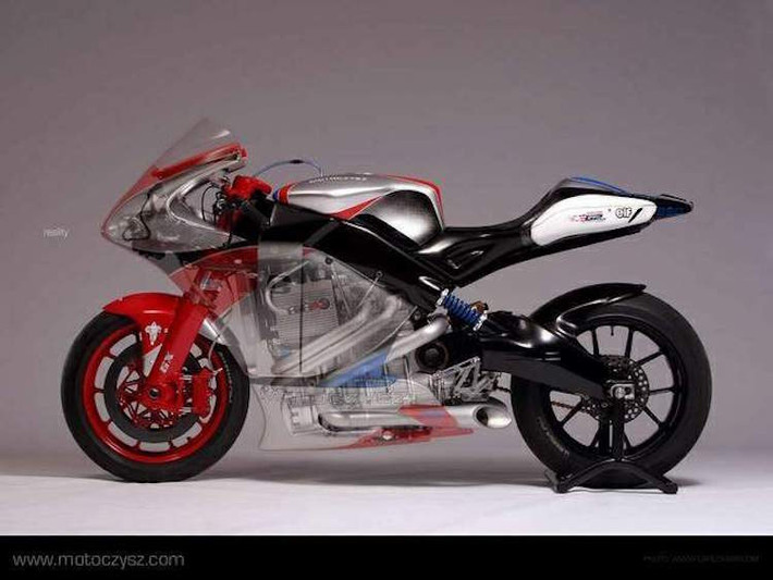 Có vẻ ngoài của một chiếc superbike bình thường nhưng Motoczysz C1 có động cơ 4 xi-lanh thẳng hàng nằm dọc với độ cân bằng hoàn hảo, khiến cho chiếc xe có thể ôm cua chính xác hơn bất cứ mẫu xe nào. Ngoài ra nó còn có hàng loạt các sáng kiến công nghệ khác.