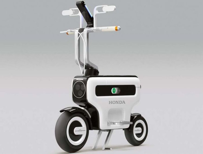 Lấy ý tưởng từ chiếc môtô có thể gấp gọn được Motocompo từ thập niên 80, nhưng chiếc Honda Motocompo của thế kỷ 21 chạy bằng động cơ điện và có bảng đồng hồ là một màn hình giống iPhone.