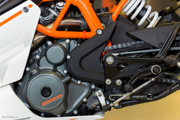 KTM cho biết cỗ máy xi-lanh đơn DOHC 248,8 cm3 trên 2 mẫu xe mới là động cơ của Duke/RC 390 nhưng được giảm dung tích xuống, thay vì sử dụng động cơ của Duke/RC 200 sau đó "doa nòng" lên.