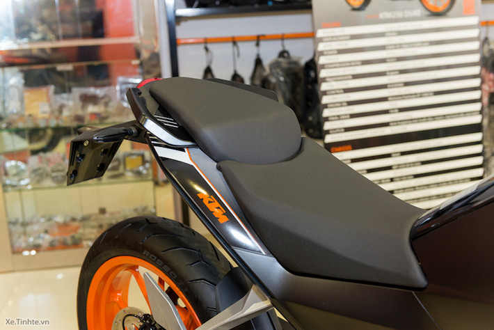 Chiều cao yên có thể thay đổi từ 740mm-800mm cho KTM 250 DUKE và 760mm-820mm cho KTM RC250, dung tích bình xăng 10L cho RC và 11L cho Duke.