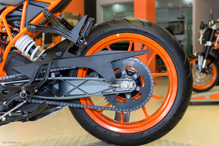 Xích DID, cặp vỏ trước sau mang thương hiệu Pirelli của Ý thuộc dòng Diablo Rosso với độ bám tốt.