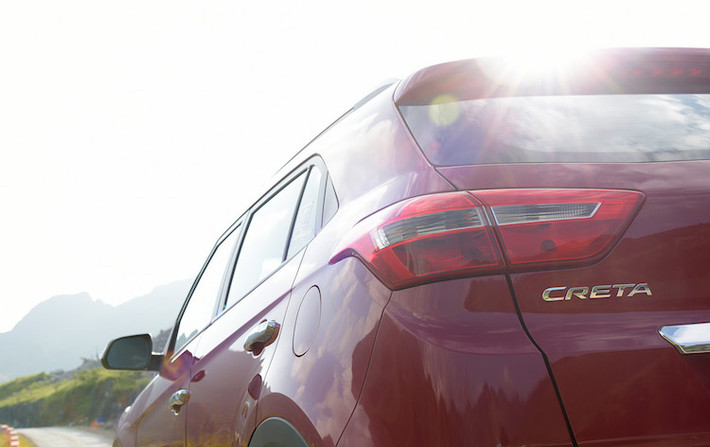 Bên cạnh thiết kế lấy cảm hứng từ những chiếc Hyundai Crossover cao cấp hơn, Creta vẫn mang trên mình những nét thiết kế đặc trưng riêng biệt như đèn sương mù dựng dọc, cụm đèn hậu được vuốt gọn, trụ A và B đen bóng cùng giá để đồ trên cao.
