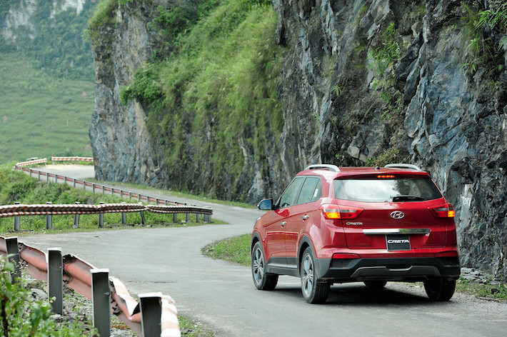 Hyundai Creta được Hyundai Thành Công phân phối dòng xe này tại Việt NAm với 2 phiên bản cùng 5 màu tùy chọn: Trắng, Bạc, Nâu, Đỏ, Đen với mức giá từ 806 triệu đồng. Xe được bảo hành 2 năm hoặc 50.000 km tuỳ theo điều kiện nào đến trước.