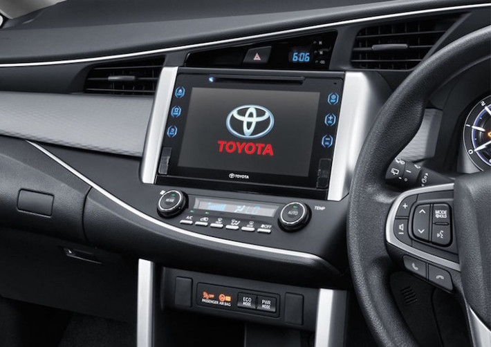 Đặc biệt, Innova mới còn được trang bị hệ thống thông tin giải trí với màn hình cảm ứng 8 inch, khả năng điều chỉnh bằng cử chỉ, truy cập Internet và kết nối HDMI, USB, Bluetooth...