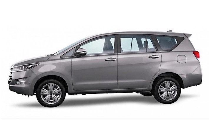 Ở hai bên thân xe, đương nhiên Innova mới sẽ có bộ mâm đúc thiết kế khác. Bên cạnh đó là cửa kỉnh sau cột C của xe cũng có hình dáng vát xéo khác biệt so với thế hệ hiện tại.