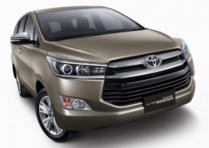 Ngoài ra, Innova cũng sở hữu thiết kế mới mạnh mẽ hơn, hiện đại hơn với đèn pha dạng thấu kính projector kèm đèn LED ban ngày, cùng lưới tản nhiệt hình thang như là sự kết hợp giữa chiếc Hilux và Highlander.