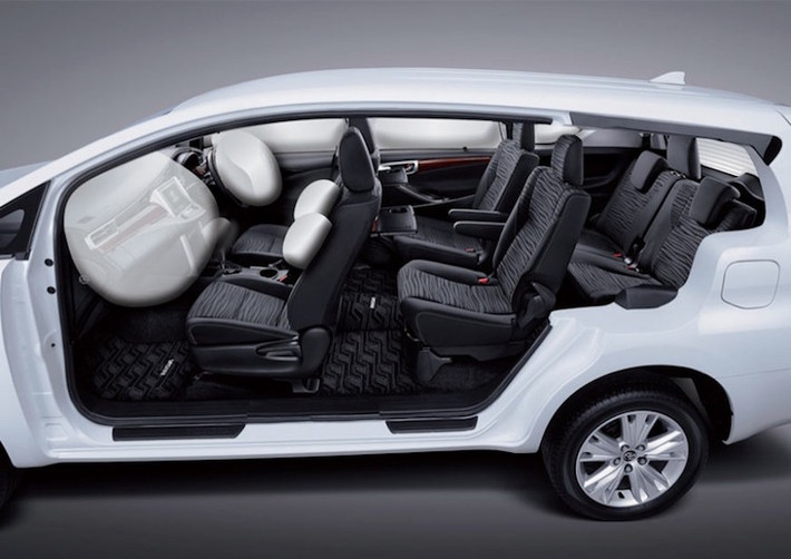 Khắc phục nhược điểm của thế hệ trước, Toyota đã chú trọng hơn tới các tinh năng an toàn trên Innova phiên bản mới, với các trang bị như 7 túi khí, hệ thống hỗ trợ leo dốc, ổn định điện tử...