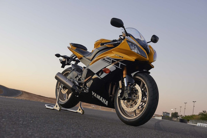 Do đang tập trung vào phân khúc superbike với R1 nên chiếc môtô thể thao sportbike Yamaha R6 phiên bản kỷ niệm 60 năm mới vẫn thuộc thế hệ hiện tại, đã có mặt từ năm 2010.