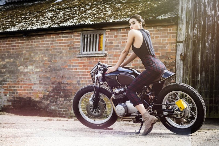 Với bản độ này, xưởng độ xe Old Empire Motorcycles đã lấy cảm hứng từ chiếc máy bay chiến đấu Blackburn Ripon của Anh quốc từ năm 1926 để tạo nên kiểu dáng của chiếc xe.