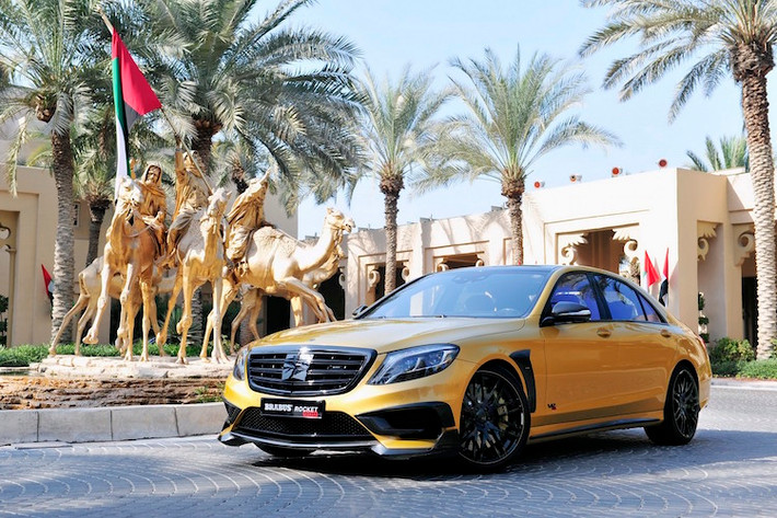 Đúng như tên gọi, bản độ đặc biệt Rocket 900 Desert Gold dựa trên chiếc sedan siêu sang, siêu mạnh Mercedes S65 AMG đã được khoác lên mình nước sơn màu vàng nổi bật, giống màu cát ở những sa mạc tại Dubai.