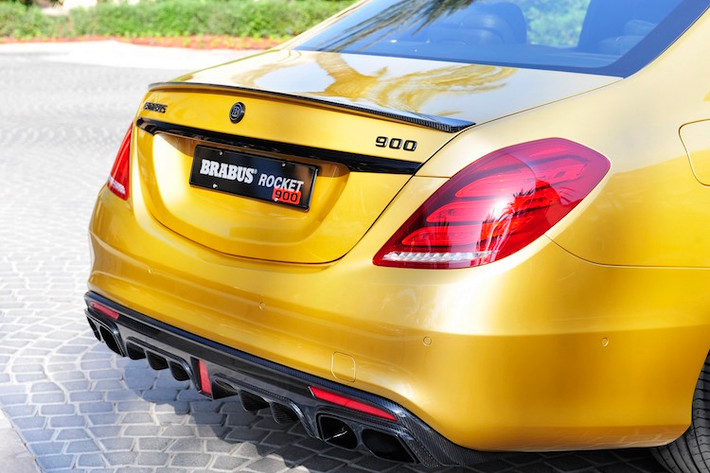 Là dòng xe sang trọng nên Brabus chỉ bổ sung thêm một cánh đuôi dạng nẹp trên nắp khoang hành lý. Bù lại, chiếc xe được trang bị thêm cánh khuếch tán khí động học bên dưới cản sau.