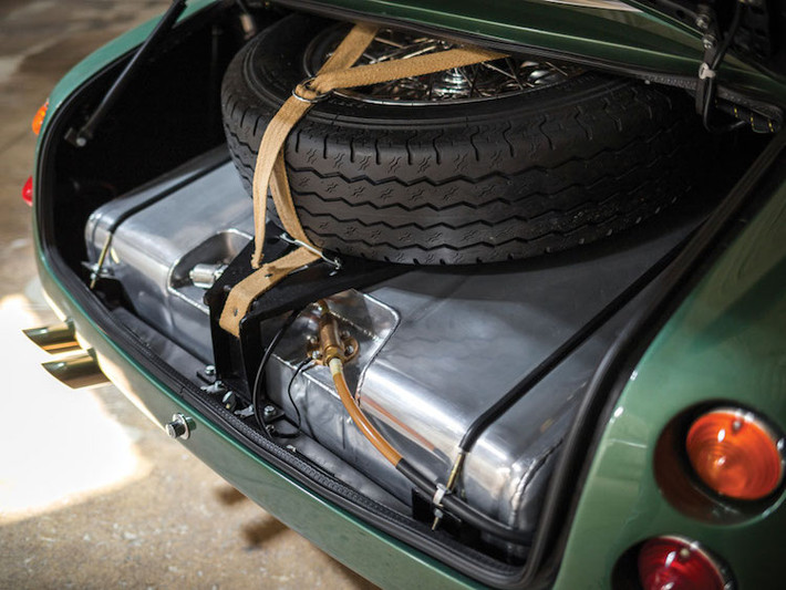 "Khoang hành lý" của DB4 Zagato đã bị chiếm hết thể tích bởi bình xăng lớn cùng với lốp dự phòng. Nếu muốn chứa đồ, chủ xe sẽ buộc phải bỏ lốp dự phòng ra hoặc để hành lý ở sau lưng ghế trước.