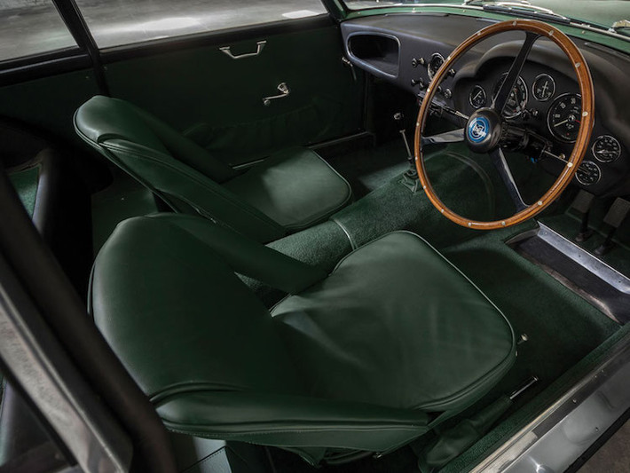 Được coi là một chiếc "xe đua dành cho các quý ông", nội thất của DB4 Zagato vẫn toát lên sự đẳng cấp, sang trọng với những chi tiết bọc da, nhung và vô-lăng với vành gỗ quý.