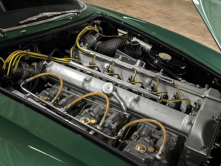Do dựa trên DB4 GT nên DB4 Zagato cũng được trang bị động cơ 3.7l 6 xi-lanh thẳng hàng nạp khí tự nhiên mạnh mẽ hơn, với công suất đạt 318 mã lực.