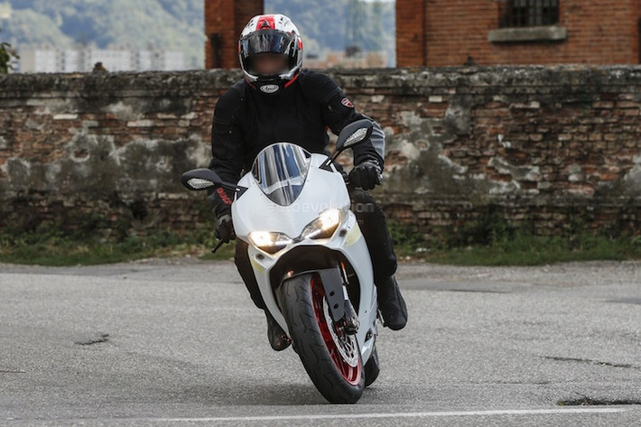 Những hình ảnh thật, "không che" đầu tiên của chiếc sportbike mới Ducati 959 Panigale đã được chụp lại khi chiếc xe đang chạy thử nghiệm ở Barcelona - Tây Ban Nha.