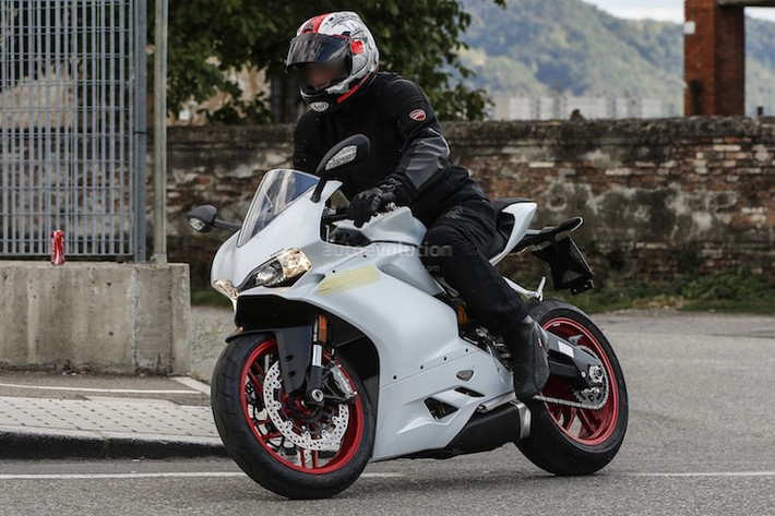 Ngay từ cái nhìn đầu tiên, có thể thấy ngay rằng tương tự 1199 khi so với 1299 Panigale, thiết kế của 959 Panigale chỉ có sự thay đổi nhẹ so với 899 Panigale.
