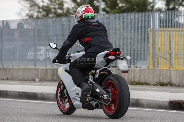 Cùng với nhiều mẫu xe mới khác của Ducati, 959 Panigale sẽ được ra mắt chính thức vào cuối tháng 11 tới tại triển lãm môtô quốc tế EICMA ở Ý.