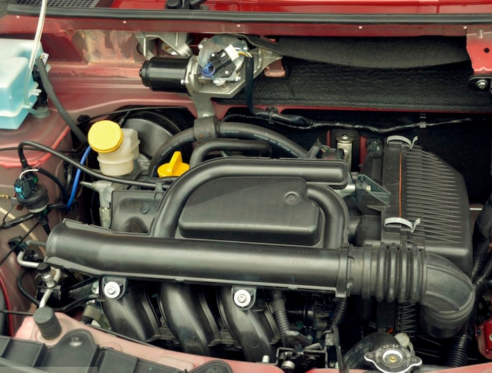 Nằm dưới nắp ca-pô của Kwid là khối động cơ động cơ xăng 3 xi lanh 0,8 lít nhỏ bé, cho công suất 53 mã lực và mô men xoắn 72Nm. Động cơ này được kết hợp với hộp số sàn 5 cấp.
