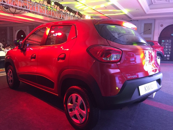Tại Ấn Độ, Kwid được bán với 6 phiên bản với các mức trang bị khác nhau cùng giá từ từ 3.920 đến 5.384 USD (tương đương 88 đến 121 triệu đồng). Theo Renault, mức giá "siêu rẻ" của xe có được là nhờ tỉ lệ nội địa hóa tại Ấn Độ lên tới 98%.