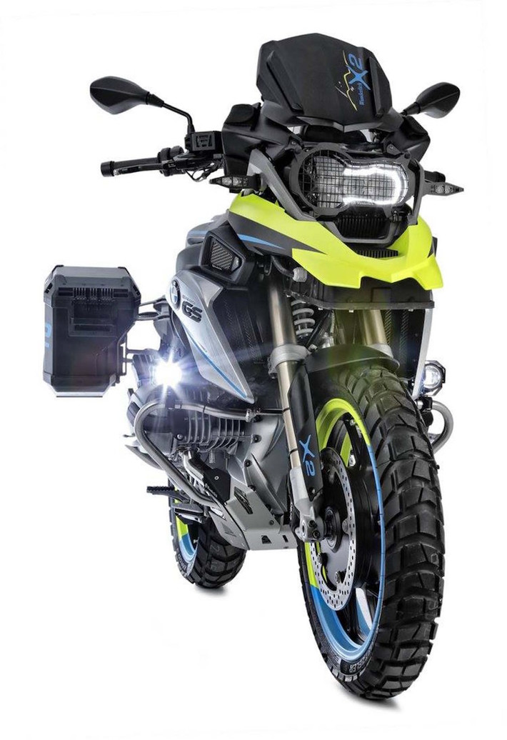 Ở bên ngoài, bản độ BMW R1200GS LC của Wunderlich không có nhiều khác biệt so với những chiếc R1200GS bình thường khác, ngoại trừ màu sơn kết hợp giữa xanh-vàng độc đáo.