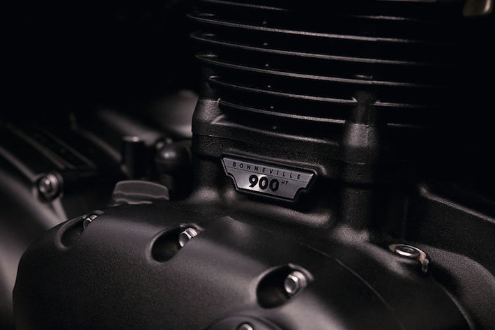 Vẫn có dạng 2 xi-lanh thẳng hàng 8 van nhưng so với chiếc Bonneville hiện nay, động cơ của Street Twin được nâng dung tích lên từ 865 lên thành 899 cc và được trang bị tản nhiệt bằng chất lỏng.