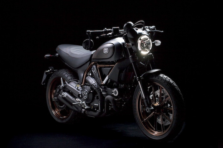 Phiên bản Ducati Scrambler Italia Dependant đặc biệt này có thiết kế gần như giống hoàn toàn so với các bản thường khác. Ngoài ra, hệ động lực của xe cũng không có sự thay đổi với động cơ L-Twin 803cc.