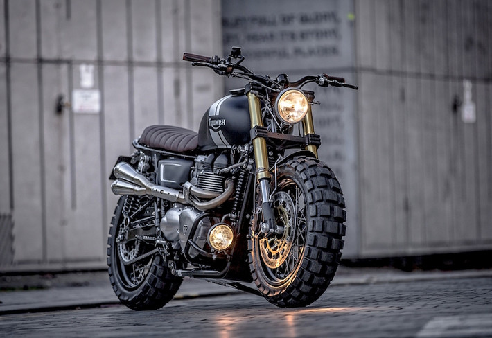 Đảm nhiệm vai trò phanh là heo Tokico nguyên bản 4 pis, nhưng kèm theo đĩa của Triumph 1050. Bên cạnh đó là một đèn sương mù phụ gắn trên bảo vệ bưởng máy, đem tới cho chiếc Bonneville ánh sáng tăng cường trong đêm sương.