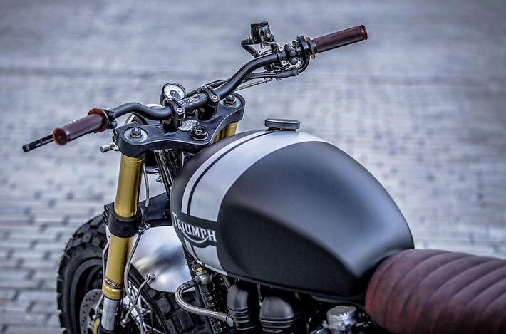 Bình xăng nguyên bản của Bonneville được Shaun bỏ đi hai má cao su, trong khi tay lái đã được anh thay bằng ghi-đông LSL của Đức, kèm theo cùm công tắc rút gọn của Motone và cùm côn/phanh CNC.