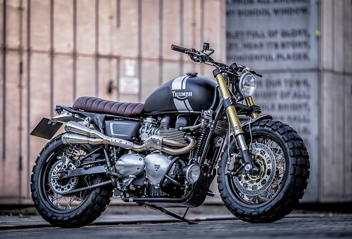 Những bản độ scrambler từ chiếc môtô hoài cổ Triumph Bonneville T100 trên Thế giới rất nhiều. Chính vì vậy để tạo sự khác biệt cho sản phẩm của mình, Shaun đã trang bị cho chiếc xe bộ "bánh béo" với kích thước cực lớn.