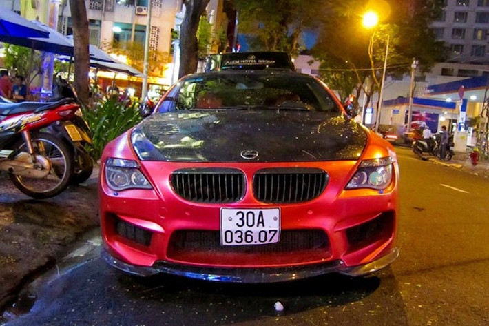 Toàn bộ cản trước của chiếc xe được thay mới, với thiết kế mang phong cách cản trước của hãng độ Hamann trên M6 thế hệ mới
