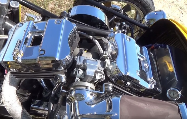 Kèm theo động cơ là hộp số côn tay 5 cấp cũng lấy từ Harley-Davidson và có số lùi. Công suất của động cơ không được Kick Ass Rod Shop công bố, nhưng Harley Streetster chỉ có thể đạt tốc độ tối đa 129 km/h.