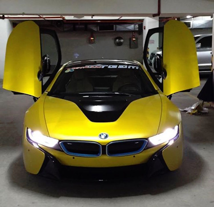 Trong số đó, chỉ có chiếc xe màu đen mờ và một chiếc BMW i8 của thành viên Vietnam Team đã được dán đổi màu so với nguyên bản.