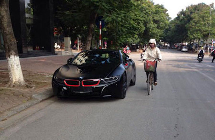 Trước khi đổi màu, chiếc xe vốn có màu trắng khá quen thuộc với dòng i8.