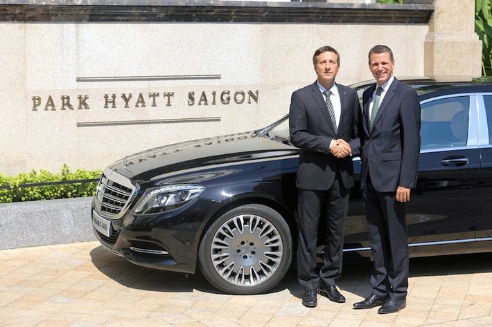 Với đội xe Mercedes mới, Park Hyatt Saigon đã trở thành khách sạn đầu tiên sử dụng xe siêu sang Mercedes-Maybach S600 để đưa đón khách VIP, không chỉ ở Sài Gòn mà còn trên toàn Việt Nam.