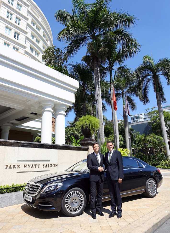 Một số trang bị "siêu sang" trên S600 Maybach có thể kể tới gồm Chức năng massage chườm đá nóng trên tất cả các ghế, hai chiếc ly Champagne bằng bạc được chế tác thủ công bởi Robbe & Berking, hệ thống thông tin giải trí kèm màn hình được trang bị trên lưng ghế trước, kèm theo các bàn gấp nhỏ gọn, cửa sổ trời panorama có thể đổi màu.