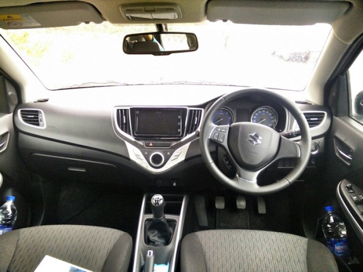 Theo Suzuki, cabin của Baleno là sự kết hợp của "sự rộng rãi cùng các công nghệ mới". Các chi tiết nội thất được thiết kế chủ yếu với các đường cong trông rất ưa nhìn.