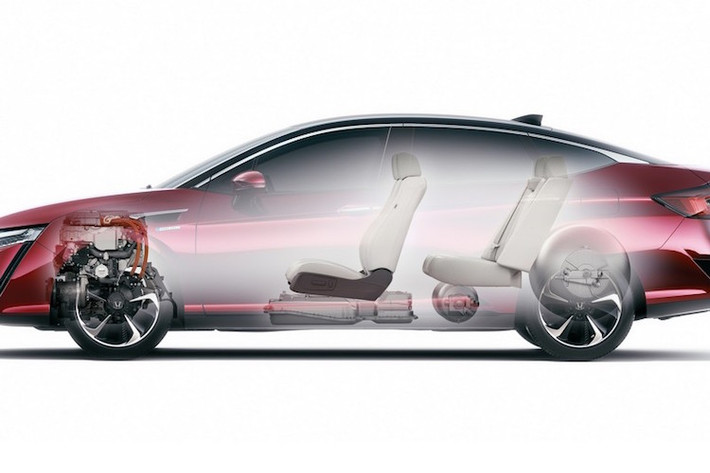Nhờ có bình hydro áp suất cao 70 MPa đặt ở phía sau xe, Clarity có thể đi hơn 700 km. Thời gian nạp đầy bình hydro chỉ là 3 phút - tương đương thời gian đổ đầy một bình xăng truyền thống.