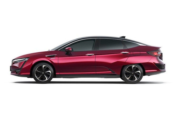 Phần đầu xe mang phong cách thiết kế sắc sảo mới nhất của Honda, trong khi đuôi xe có vòm mái kéo rất dài về phía sau giống chiếc Civic sedan mới.