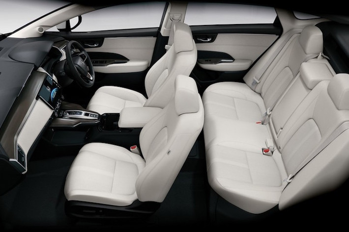 Nhờ có bộ phận tổng hợp tế bào nhiên liệu nhỏ hơn nên cabin của xe có không gian rộng rãi cho 5 người ngồi.