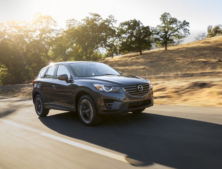 Về thiết kế bên ngoài, phiên bản mới "tạm gọi là bản 2016,5" của mẫu crossover Mazda CX-5 hoàn toàn không có sự khác biệt so với bản 2016.