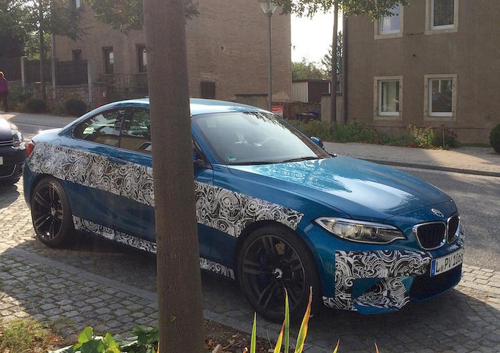 Vừa qua, một chiếc BMW M2 bản thử nghiệm được ngụy trang một phần đã bị bắt gặp trên đường phố Đức.