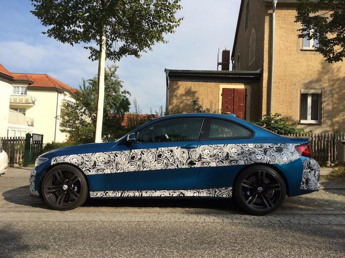 Giống như những chiếc xe hiệu năng cao khác thuộc bộ phận M Sport của BMW, M2 cũng sẽ được trang bị bộ bodykit thể thao cùng với các hốc bánh nới rộng hơn.