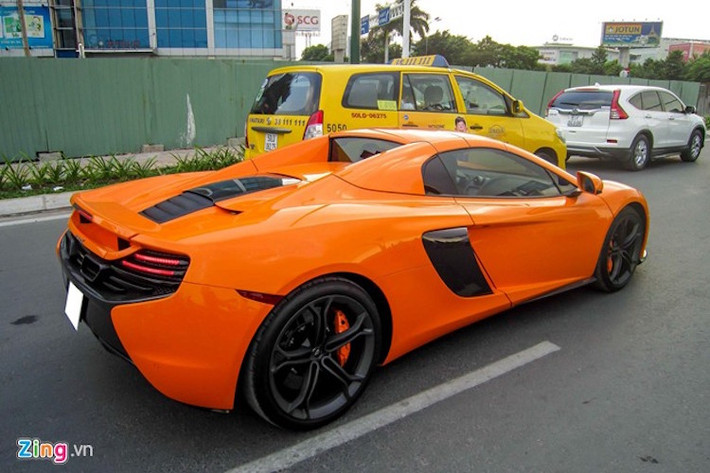Vừa qua, chiếc McLaren 650S Spider này đã chính thức được cấp biển trắng tại Việt Nam và hiện đã có thể lưu thông hợp pháp ngoài đường. Theo những người đã từng chứng kiến chiếc xe, nó có biển số cặp cực đẹp.